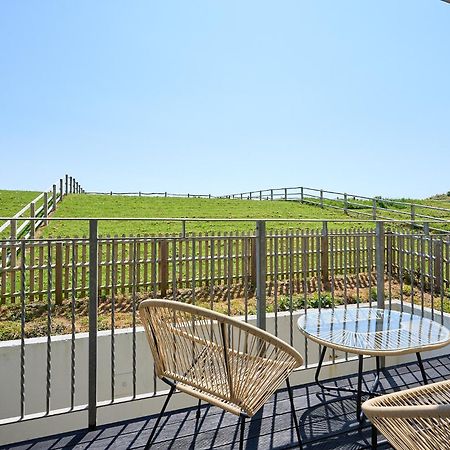 Spacious 1 Bed Apt - Stunning Views & Private Parking - 5 Mins To Beach - Dog Friendly - Close To Ventnor, Shanklin & Sandown - Ideal For Friends, Families & Business Travellers - Sleeps Up To 4 Guests - Managed By "Greenstay Serviced Accommodation" Bonchurch Екстериор снимка