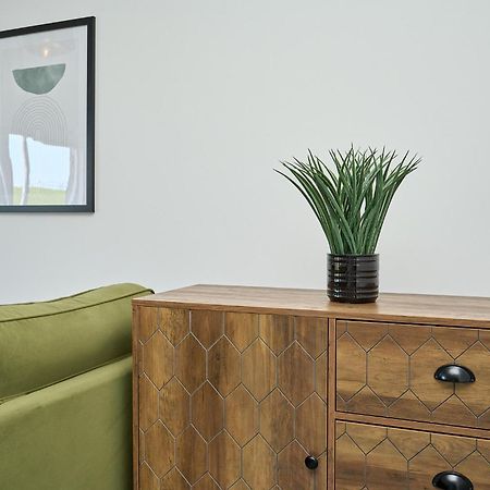 Spacious 1 Bed Apt - Stunning Views & Private Parking - 5 Mins To Beach - Dog Friendly - Close To Ventnor, Shanklin & Sandown - Ideal For Friends, Families & Business Travellers - Sleeps Up To 4 Guests - Managed By "Greenstay Serviced Accommodation" Bonchurch Екстериор снимка