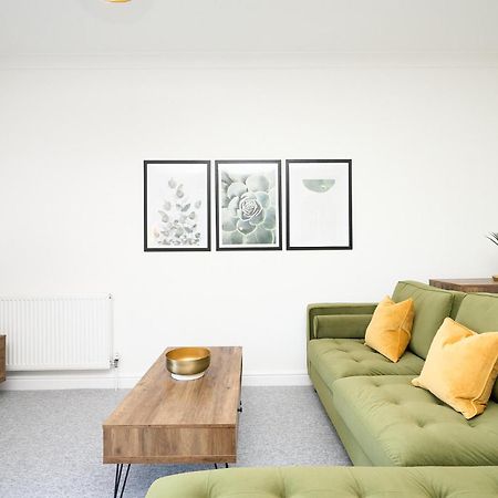 Spacious 1 Bed Apt - Stunning Views & Private Parking - 5 Mins To Beach - Dog Friendly - Close To Ventnor, Shanklin & Sandown - Ideal For Friends, Families & Business Travellers - Sleeps Up To 4 Guests - Managed By "Greenstay Serviced Accommodation" Bonchurch Екстериор снимка