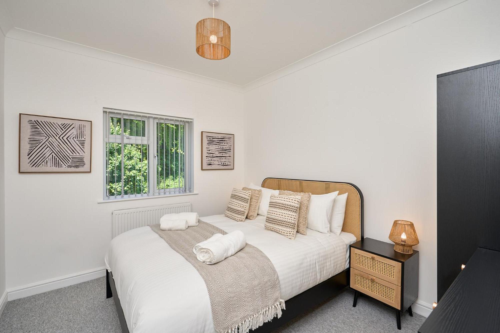 Spacious 1 Bed Apt - Stunning Views & Private Parking - 5 Mins To Beach - Dog Friendly - Close To Ventnor, Shanklin & Sandown - Ideal For Friends, Families & Business Travellers - Sleeps Up To 4 Guests - Managed By "Greenstay Serviced Accommodation" Bonchurch Екстериор снимка