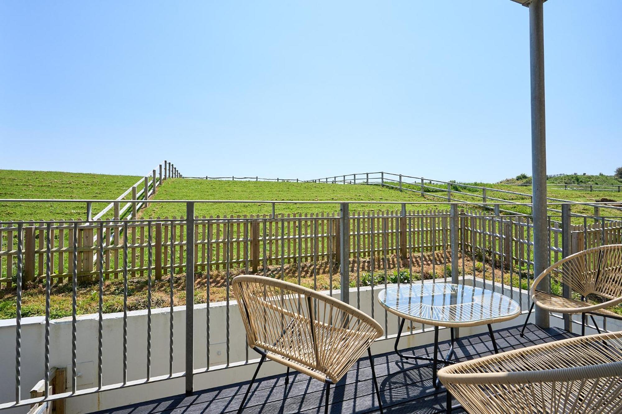 Spacious 1 Bed Apt - Stunning Views & Private Parking - 5 Mins To Beach - Dog Friendly - Close To Ventnor, Shanklin & Sandown - Ideal For Friends, Families & Business Travellers - Sleeps Up To 4 Guests - Managed By "Greenstay Serviced Accommodation" Bonchurch Екстериор снимка