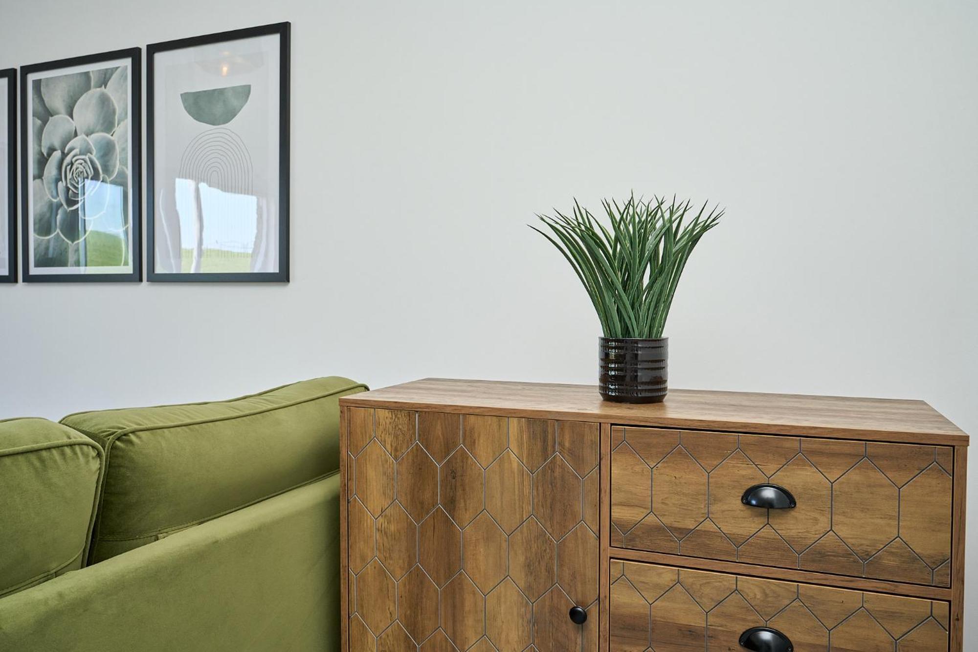 Spacious 1 Bed Apt - Stunning Views & Private Parking - 5 Mins To Beach - Dog Friendly - Close To Ventnor, Shanklin & Sandown - Ideal For Friends, Families & Business Travellers - Sleeps Up To 4 Guests - Managed By "Greenstay Serviced Accommodation" Bonchurch Екстериор снимка