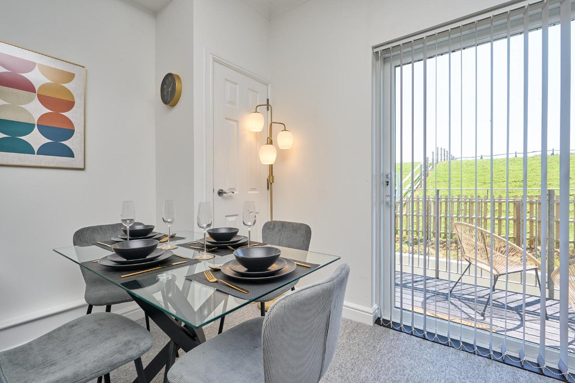 Spacious 1 Bed Apt - Stunning Views & Private Parking - 5 Mins To Beach - Dog Friendly - Close To Ventnor, Shanklin & Sandown - Ideal For Friends, Families & Business Travellers - Sleeps Up To 4 Guests - Managed By "Greenstay Serviced Accommodation" Bonchurch Екстериор снимка
