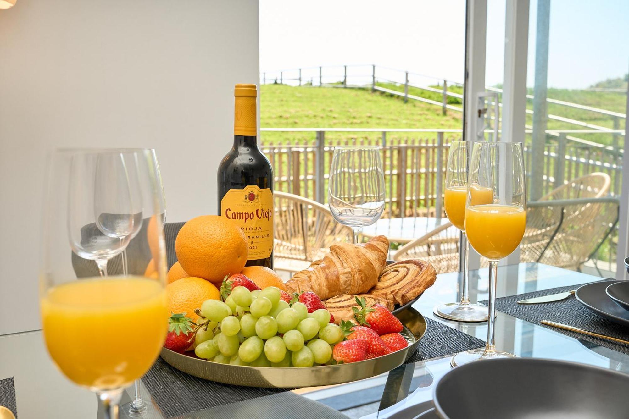 Spacious 1 Bed Apt - Stunning Views & Private Parking - 5 Mins To Beach - Dog Friendly - Close To Ventnor, Shanklin & Sandown - Ideal For Friends, Families & Business Travellers - Sleeps Up To 4 Guests - Managed By "Greenstay Serviced Accommodation" Bonchurch Екстериор снимка