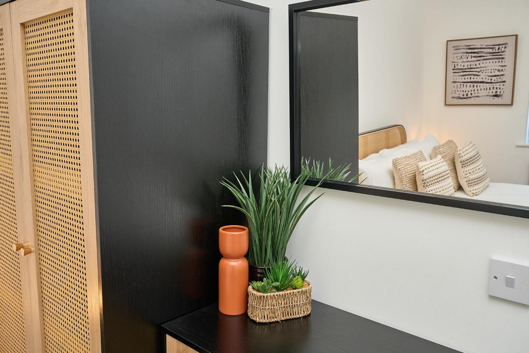 Spacious 1 Bed Apt - Stunning Views & Private Parking - 5 Mins To Beach - Dog Friendly - Close To Ventnor, Shanklin & Sandown - Ideal For Friends, Families & Business Travellers - Sleeps Up To 4 Guests - Managed By "Greenstay Serviced Accommodation" Bonchurch Екстериор снимка