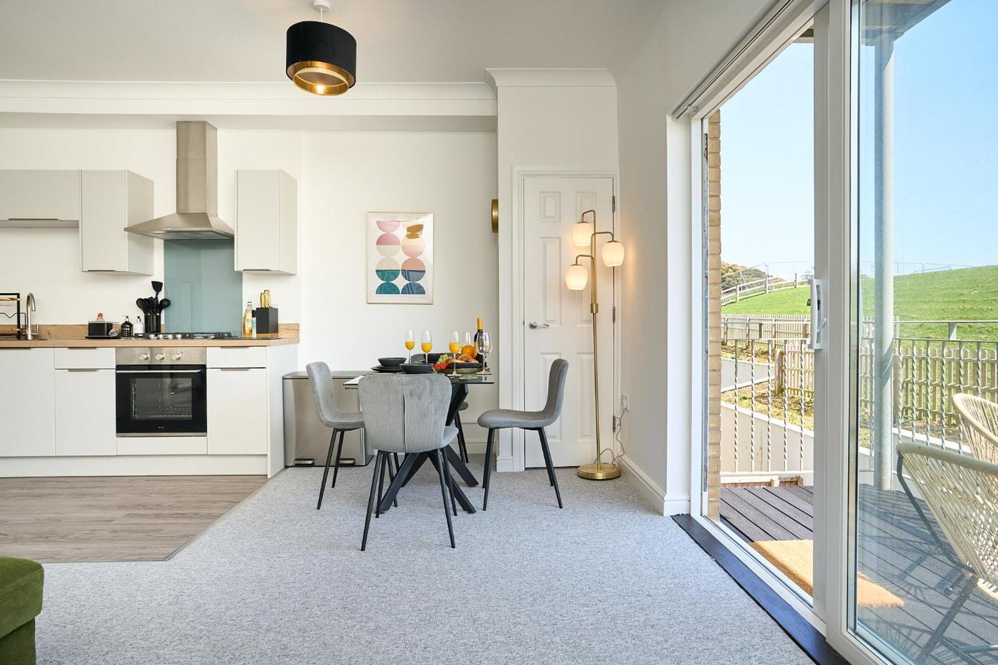 Spacious 1 Bed Apt - Stunning Views & Private Parking - 5 Mins To Beach - Dog Friendly - Close To Ventnor, Shanklin & Sandown - Ideal For Friends, Families & Business Travellers - Sleeps Up To 4 Guests - Managed By "Greenstay Serviced Accommodation" Bonchurch Екстериор снимка