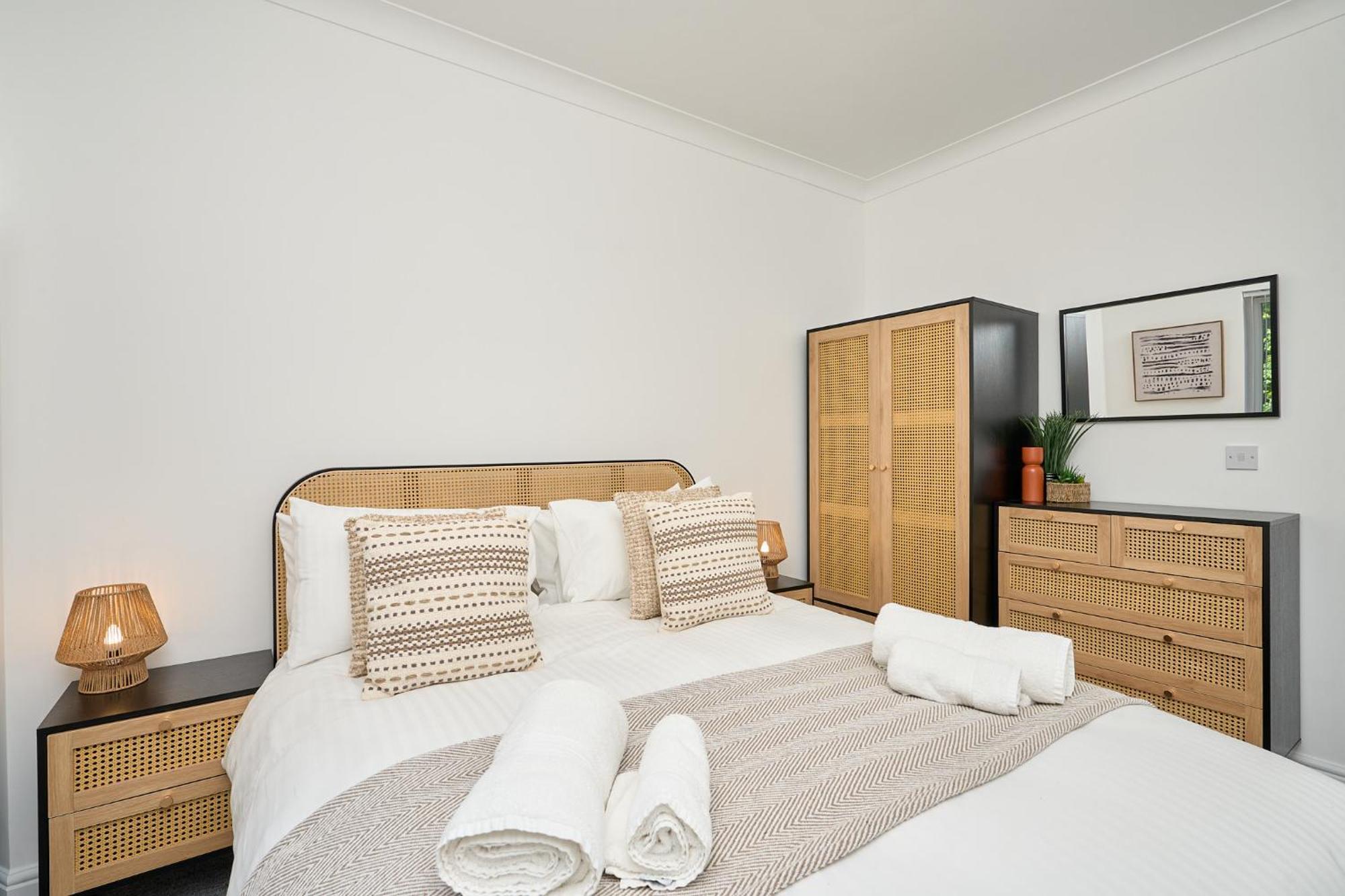 Spacious 1 Bed Apt - Stunning Views & Private Parking - 5 Mins To Beach - Dog Friendly - Close To Ventnor, Shanklin & Sandown - Ideal For Friends, Families & Business Travellers - Sleeps Up To 4 Guests - Managed By "Greenstay Serviced Accommodation" Bonchurch Екстериор снимка