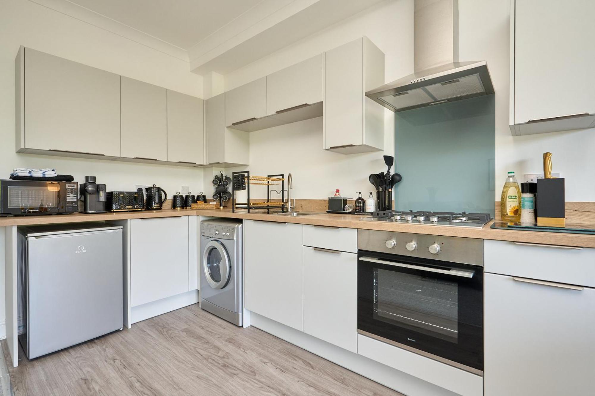 Spacious 1 Bed Apt - Stunning Views & Private Parking - 5 Mins To Beach - Dog Friendly - Close To Ventnor, Shanklin & Sandown - Ideal For Friends, Families & Business Travellers - Sleeps Up To 4 Guests - Managed By "Greenstay Serviced Accommodation" Bonchurch Екстериор снимка