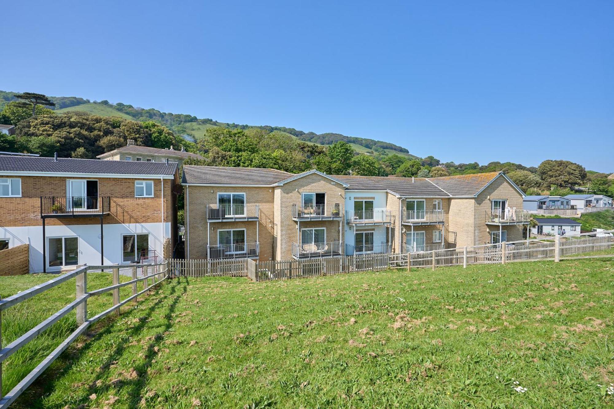 Spacious 1 Bed Apt - Stunning Views & Private Parking - 5 Mins To Beach - Dog Friendly - Close To Ventnor, Shanklin & Sandown - Ideal For Friends, Families & Business Travellers - Sleeps Up To 4 Guests - Managed By "Greenstay Serviced Accommodation" Bonchurch Екстериор снимка