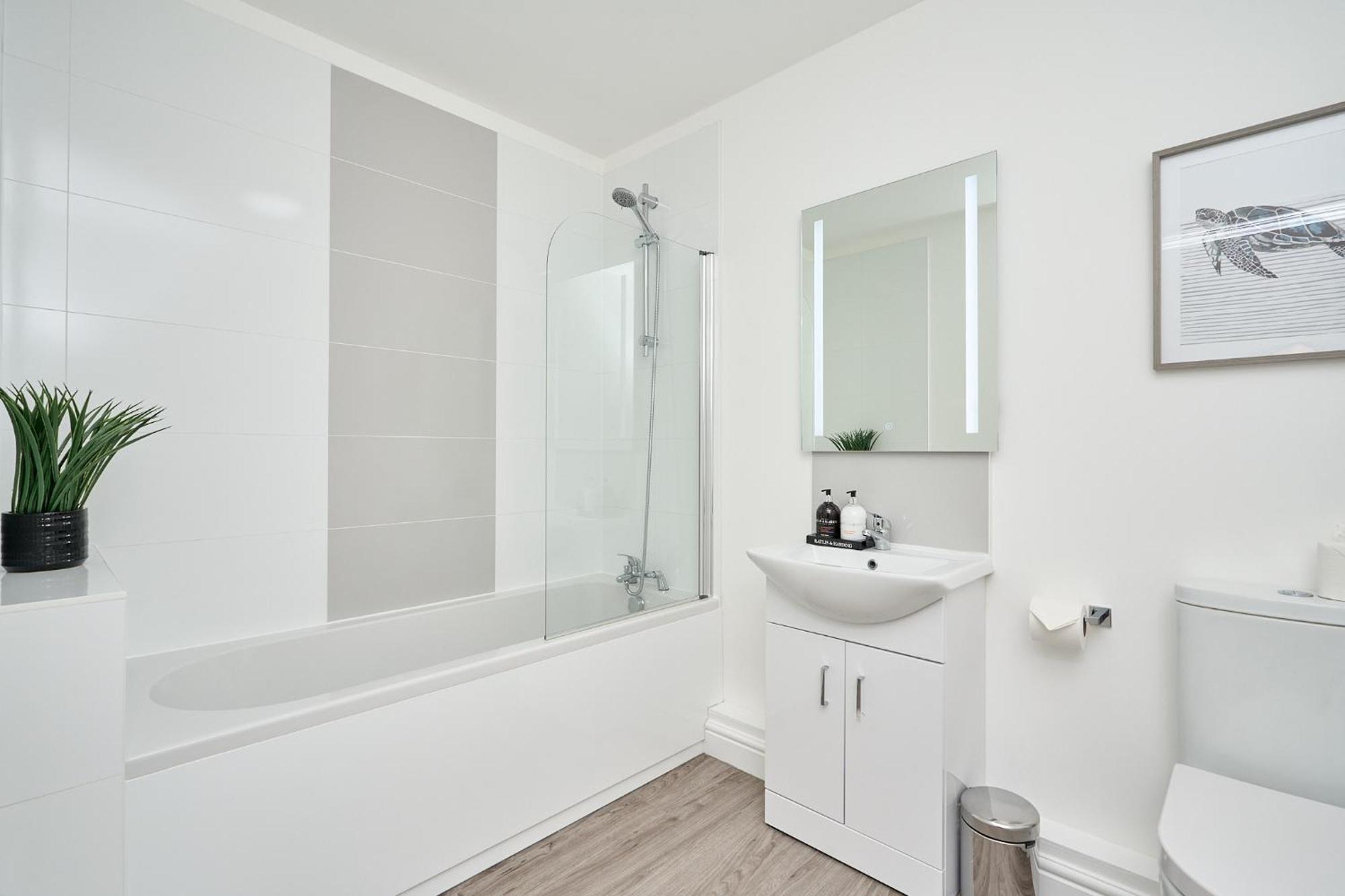 Spacious 1 Bed Apt - Stunning Views & Private Parking - 5 Mins To Beach - Dog Friendly - Close To Ventnor, Shanklin & Sandown - Ideal For Friends, Families & Business Travellers - Sleeps Up To 4 Guests - Managed By "Greenstay Serviced Accommodation" Bonchurch Екстериор снимка