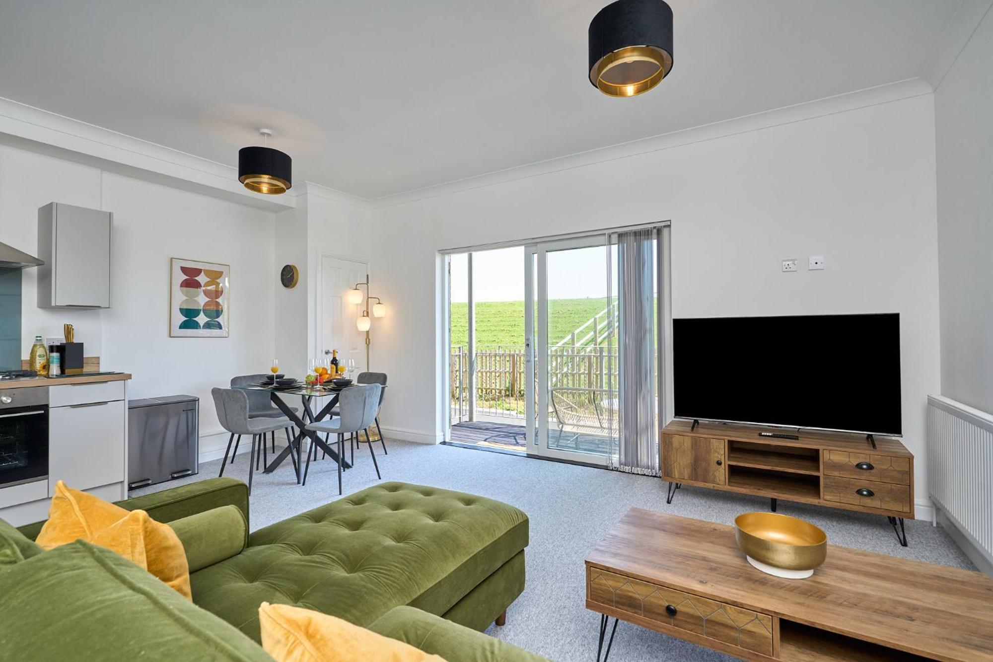 Spacious 1 Bed Apt - Stunning Views & Private Parking - 5 Mins To Beach - Dog Friendly - Close To Ventnor, Shanklin & Sandown - Ideal For Friends, Families & Business Travellers - Sleeps Up To 4 Guests - Managed By "Greenstay Serviced Accommodation" Bonchurch Екстериор снимка