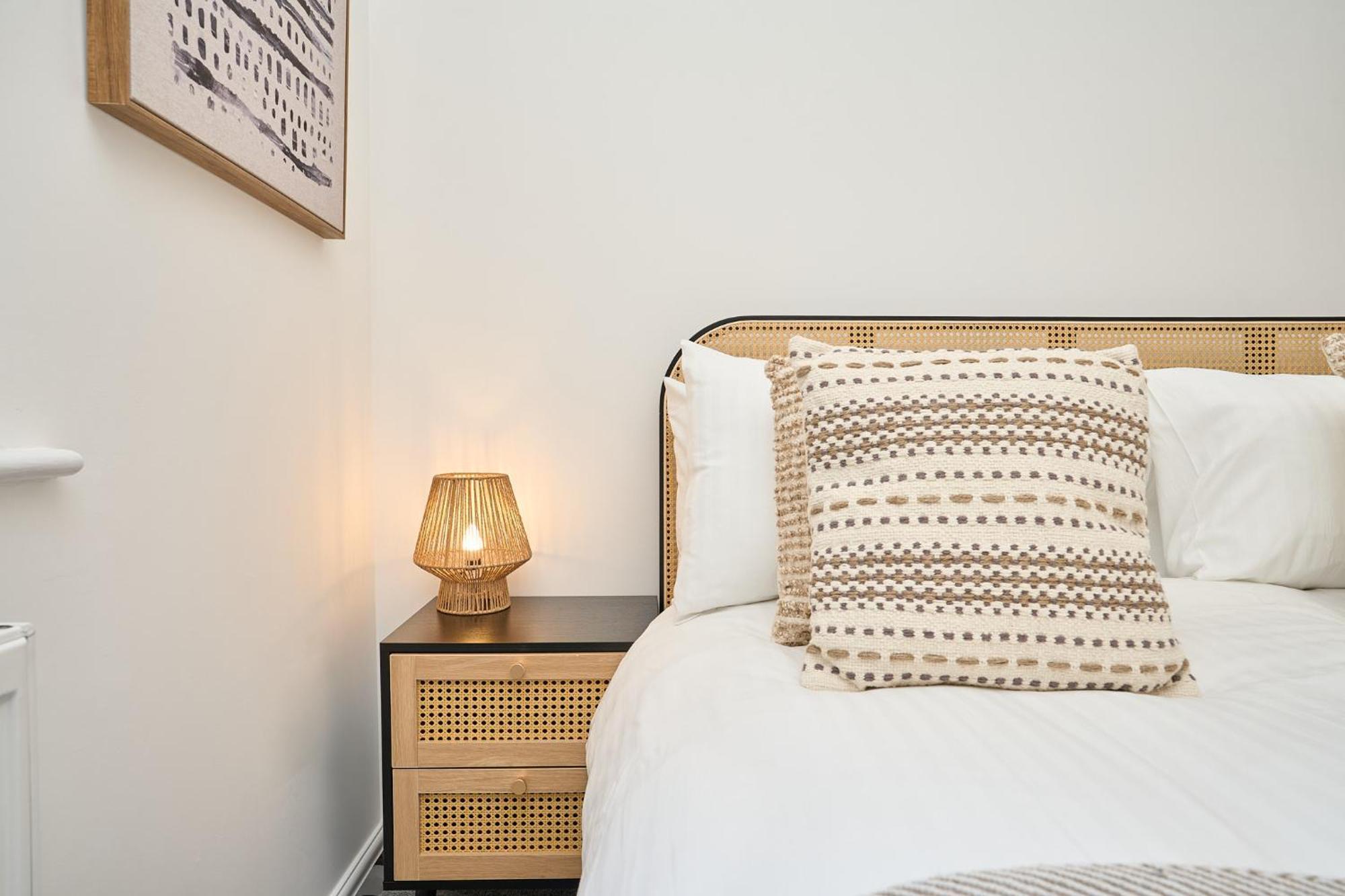 Spacious 1 Bed Apt - Stunning Views & Private Parking - 5 Mins To Beach - Dog Friendly - Close To Ventnor, Shanklin & Sandown - Ideal For Friends, Families & Business Travellers - Sleeps Up To 4 Guests - Managed By "Greenstay Serviced Accommodation" Bonchurch Екстериор снимка